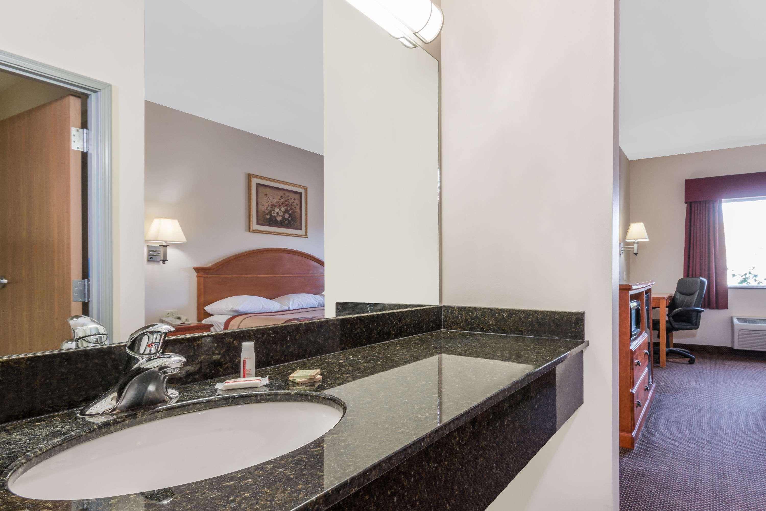 Hotel Super 8 By Wyndham Salina Exterior foto